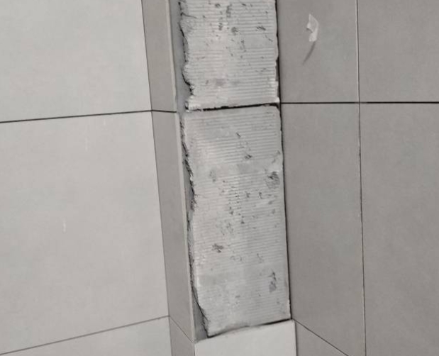 沈河瓷砖空鼓维修公司分享下瓷砖施工前基层浇水润湿程度不足，可能导致以下问题